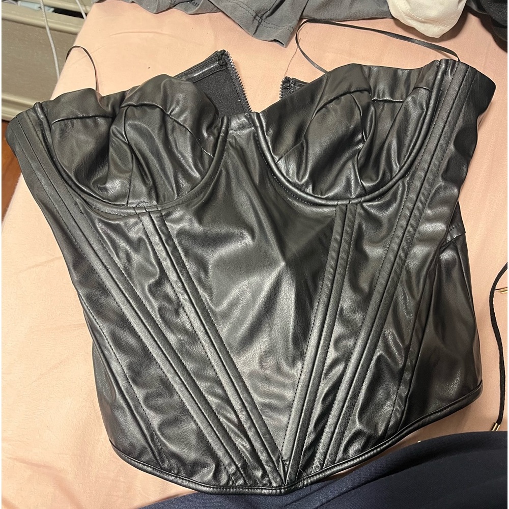 Fashion nova new ! 
Crop top 
Size. L 
Never used